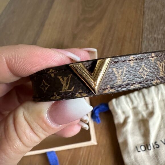 Authentic Louis Vuitton Essential V Bracelet - Picture 11 of 12